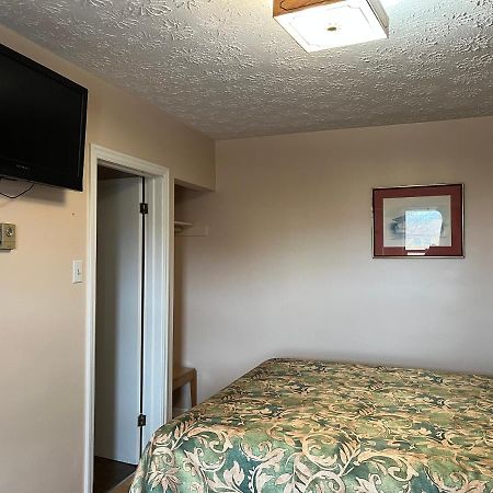 Blind River Old Mill Motel מראה חיצוני תמונה