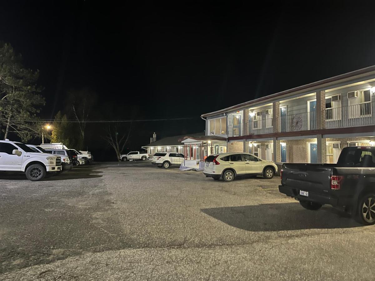 Blind River Old Mill Motel מראה חיצוני תמונה