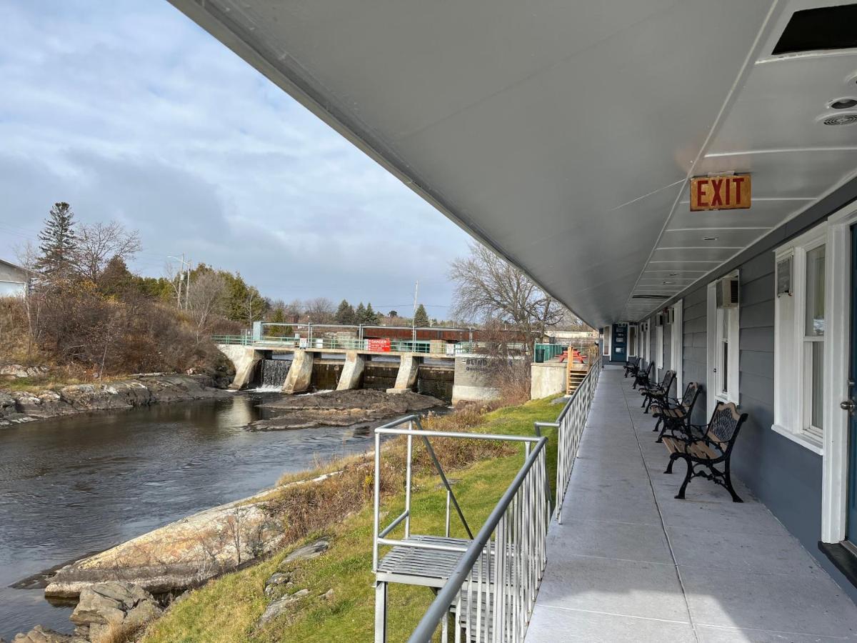 Blind River Old Mill Motel מראה חיצוני תמונה