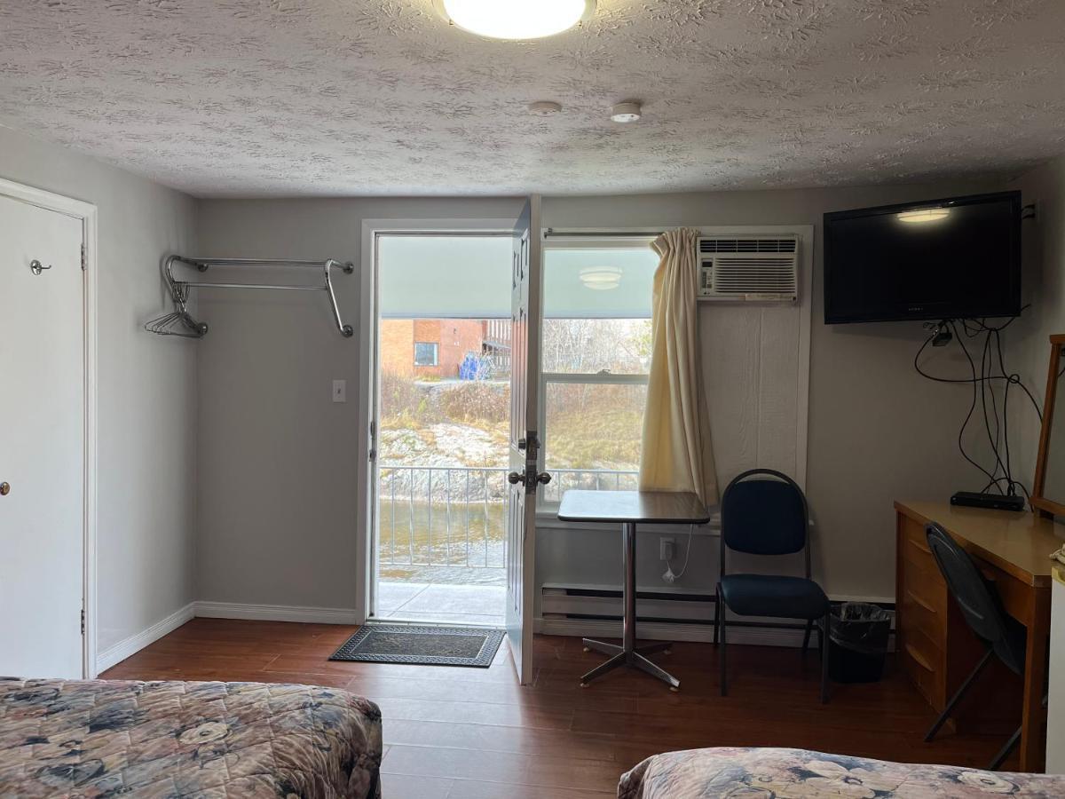 Blind River Old Mill Motel מראה חיצוני תמונה