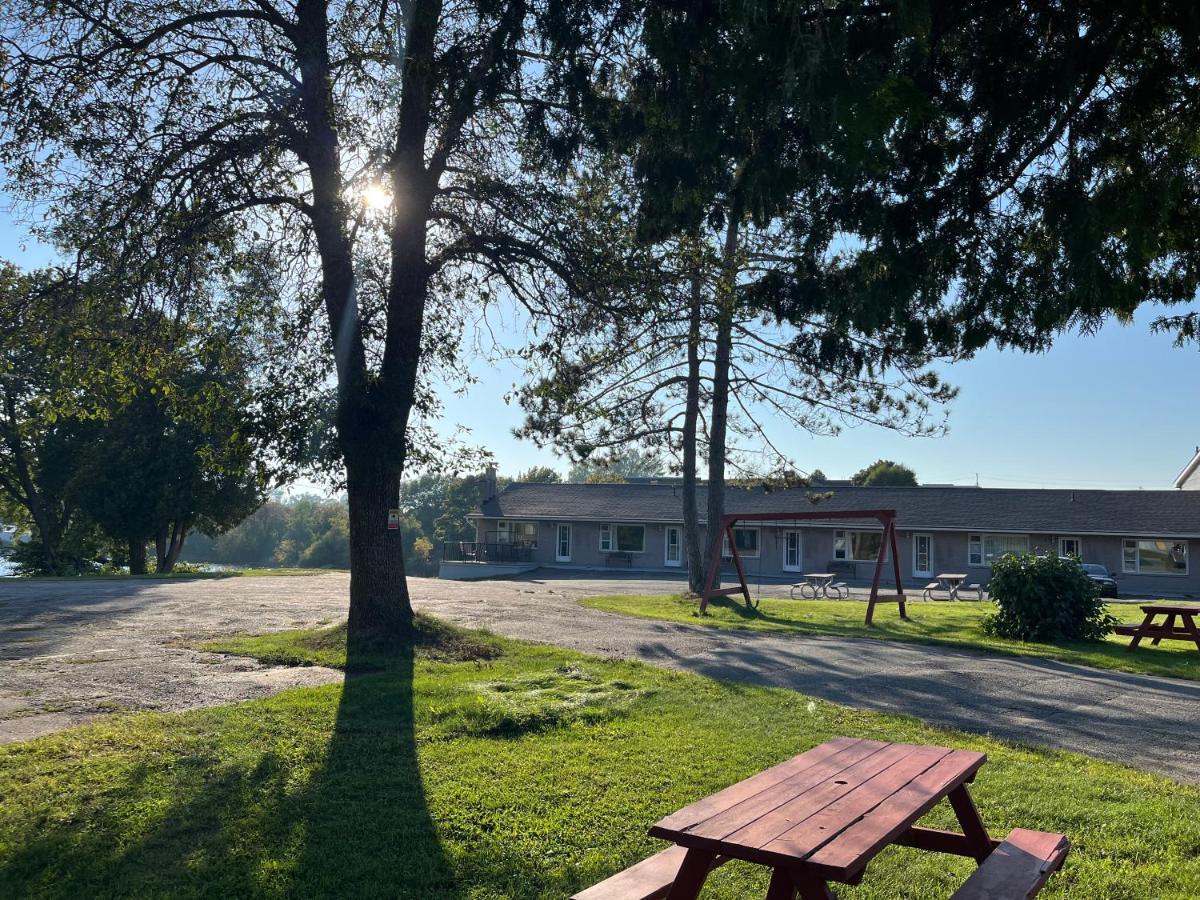 Blind River Old Mill Motel מראה חיצוני תמונה